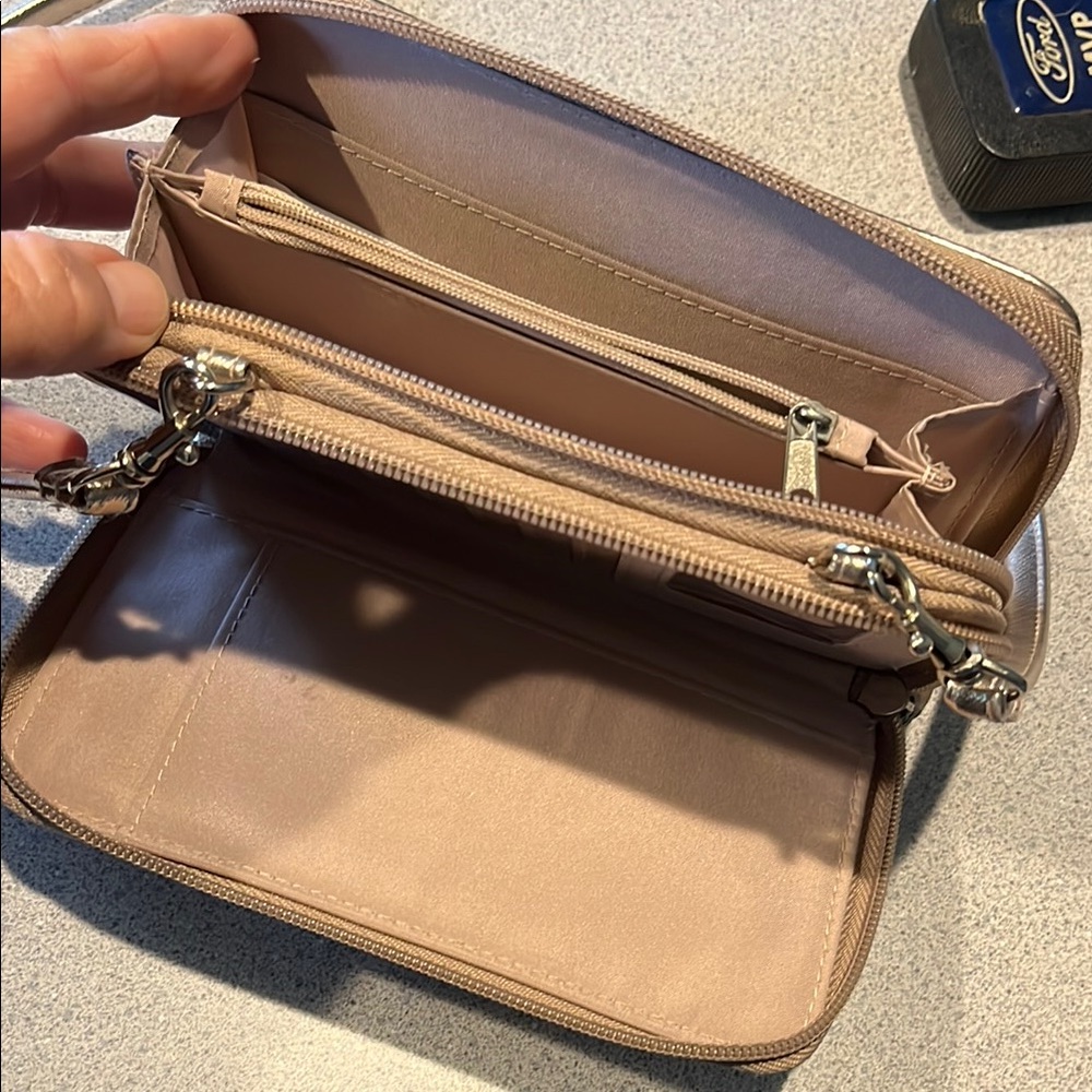 Chic Gold Crossbody Bag with Sleek Design - Picture 7 of 7